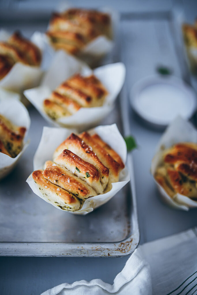 Zupfbrot Kräuterbaguette Muffins Pull apart bread muffins rezept recipe kräuterbrot bosch cookit test zuckerzimtundliebe grill beilagen foodstyling food photography