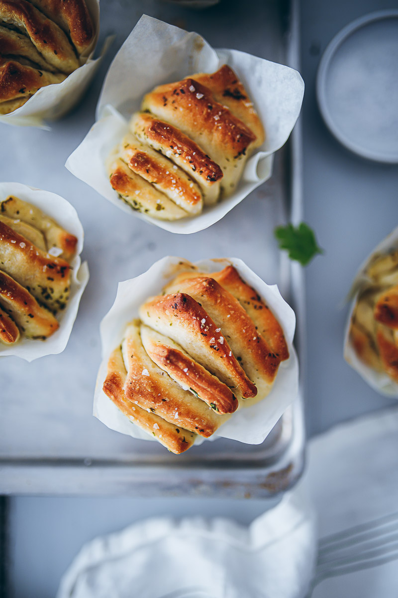 Ein Rezept für Kräuterbutter-Zupfbrot-Muffins (Pull Apart bread muffins) oder auch: wie macht sich Hefeteig aus dem Bosch Cookit (enthält Werbung)
