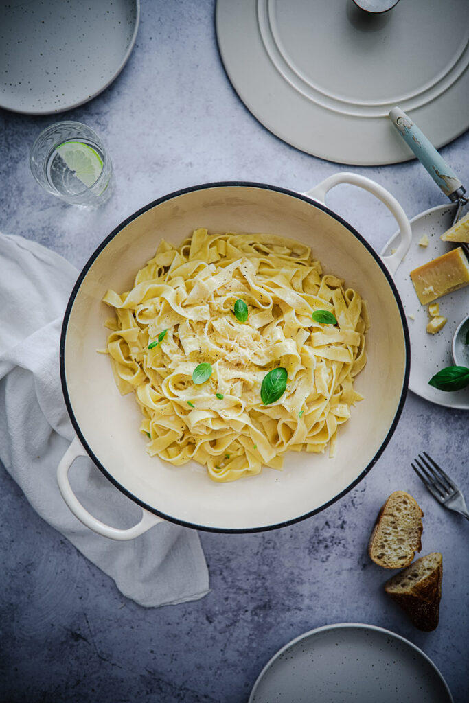 Rezept Pasta Fettuccine Alfredo Cacio e Pepe einfaches Pastarezept Nudelrezept foodstyling bräter kaufen tchibo bräter landlust food photography zuckerzimtundliebe feedfeed foodstylist
