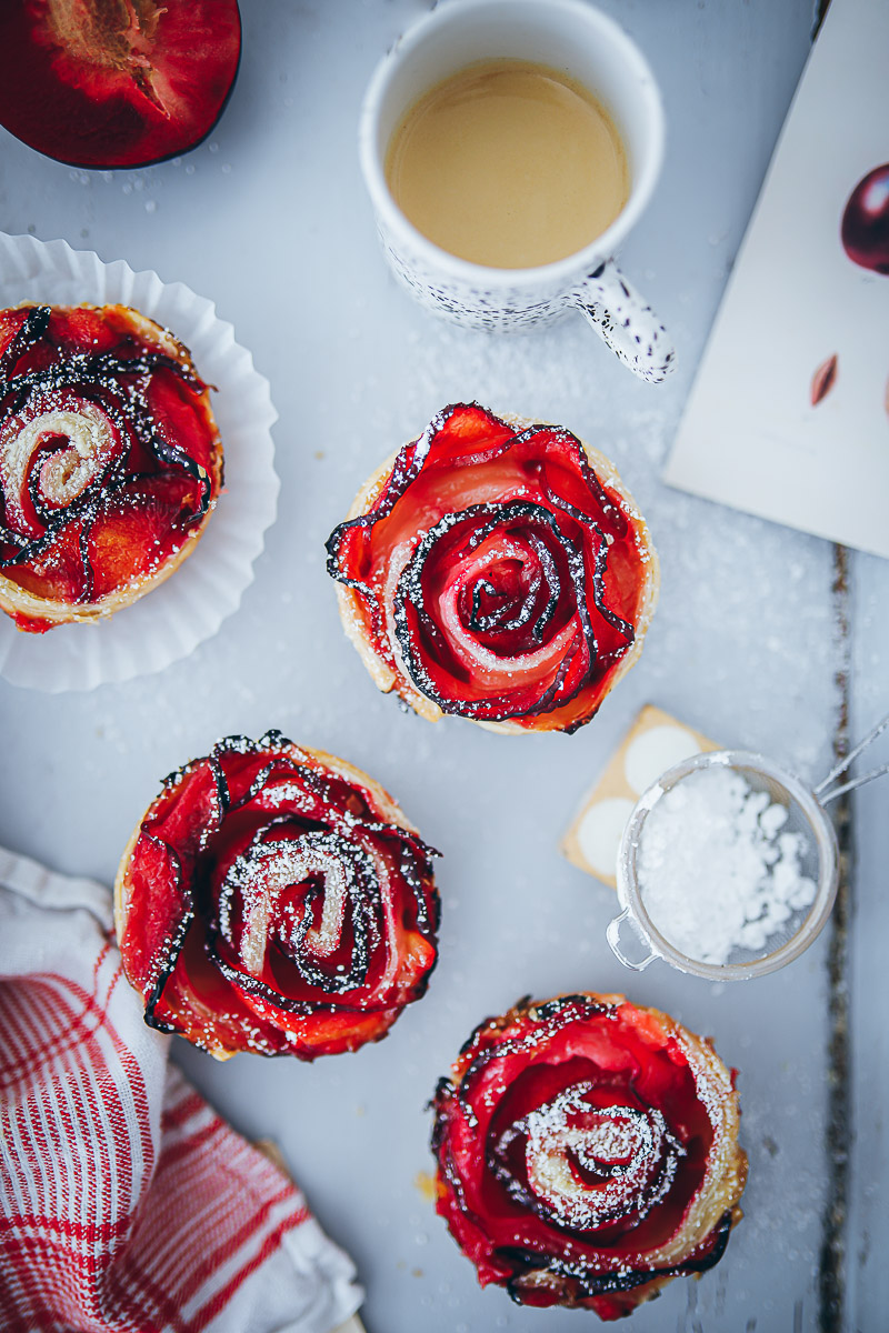Rezept für Pflaumen-Rosen-Muffins mit Blätterteig – plum rose muffins with puff pastry