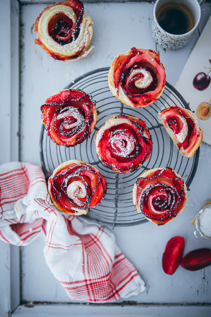 Pflaumen Rosenmuffins Pflaumenkuchen Pflaumenmuffins Blätterteig rezept plum rose muffins recipe puff pastry zuckerzimtundliebe backblog deutscher foodblog pflaumenrezepte bakefeed bake from scratch feedfeed food 52