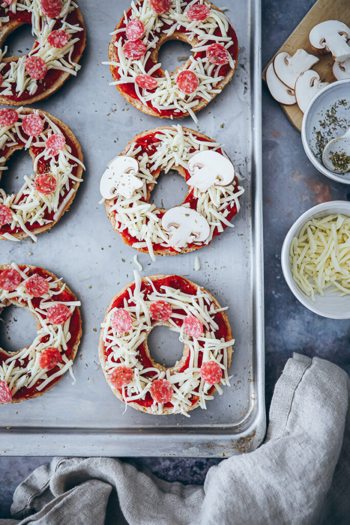 Bagel Pizzas Beste Reste Rezept EDEKA foodstyling feedfeed deutschland rettet lebensmittel zu gut für die tonne einfaches reste essen mittagessen snack picknick ideen bagel rezept thekitchn kochen für kinder