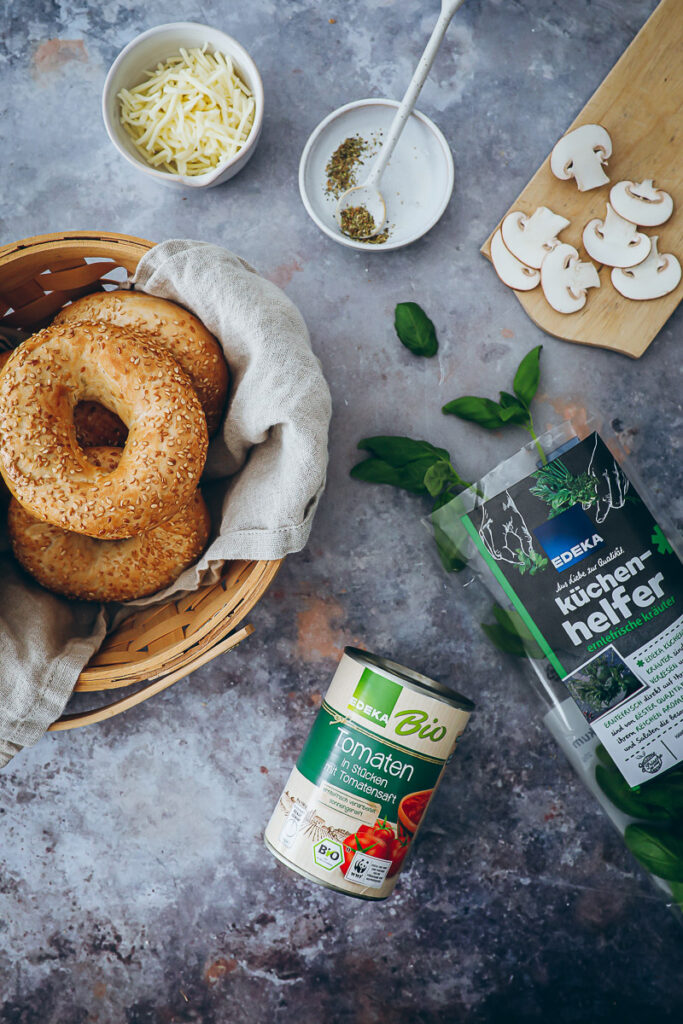 Bagel Pizzas Beste Reste Rezept EDEKA foodstyling feedfeed deutschland rettet lebensmittel zu gut für die tonne einfaches reste essen mittagessen snack picknick ideen bagel rezept thekitchn kochen für kinder