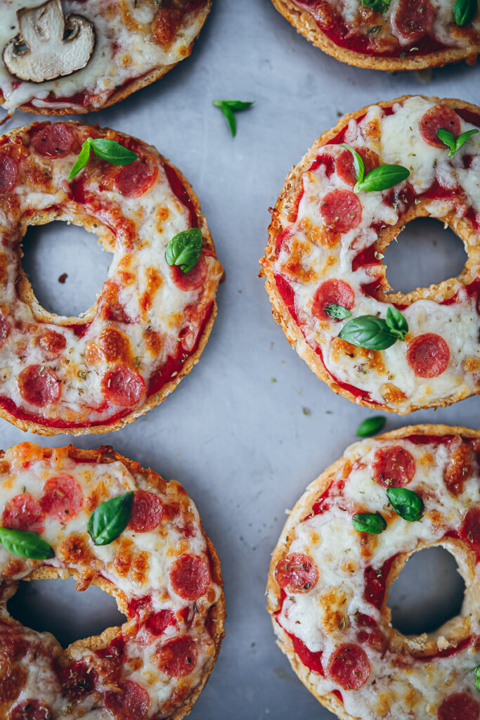 Bagel Pizzas Beste Reste Rezept EDEKA foodstyling feedfeed deutschland rettet lebensmittel zu gut für die tonne einfaches reste essen mittagessen snack picknick ideen bagel rezept thekitchn kochen für kinder