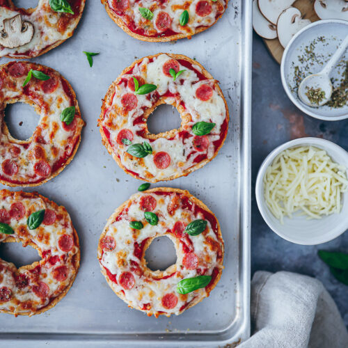 Bagel Pizzas Beste Reste Rezept EDEKA foodstyling feedfeed deutschland rettet lebensmittel zu gut für die tonne einfaches reste essen mittagessen snack picknick ideen bagel rezept thekitchn kochen für kinder