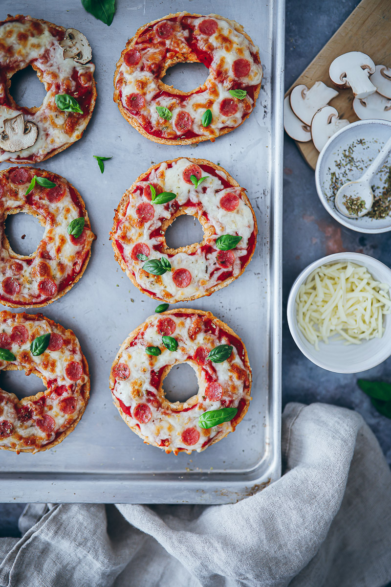 Bagel Pizzas Beste Reste Rezept EDEKA foodstyling feedfeed deutschland rettet lebensmittel zu gut für die tonne einfaches reste essen mittagessen snack picknick ideen bagel rezept thekitchn kochen für kinder