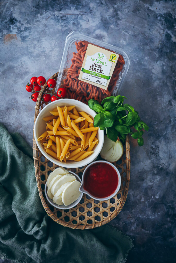 Vegetarische Bolognese Pasta veggie bolognese sauce vegetarisches Hack veganes hackfleisch edeka no meat just hack foodstyling pastarezept pasta recipe skillet baked pasta recipe food photography feedfeed food 52