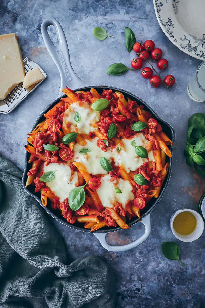 Rezept für überbackene, vegetarische Pasta Bolognese-Style mit “No Meat. Just Hack” (enthält Werbung)
