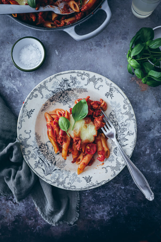 Vegetarische Bolognese Pasta veggie bolognese sauce vegetarisches Hack veganes hackfleisch edeka no meat just hack foodstyling pastarezept pasta recipe skillet baked pasta recipe food photography feedfeed food 52