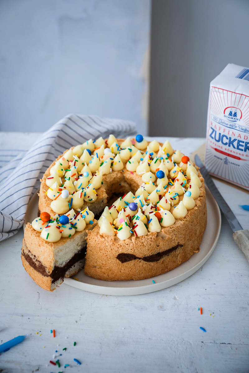 Rezept für nach Zimtschnecke schmeckenden, soften Angel Food Cake – ein supersofter Geburtstagskuchen (enthält Werbung für Diamant Zucker)