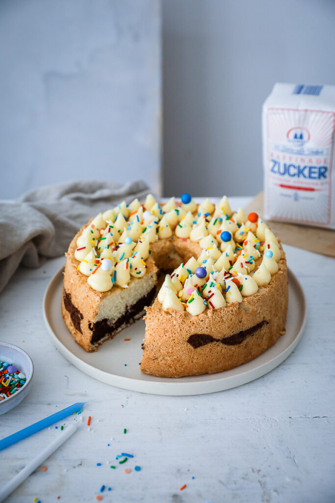 Zimt Angel Food Cake cinnamon chiffon cake recipe rezept diamant zucker jubiläum foodstyling bakefeed feedfeed zuckerzimtundliebe food photo backblog deutscher foodblog funfetti angel food cake