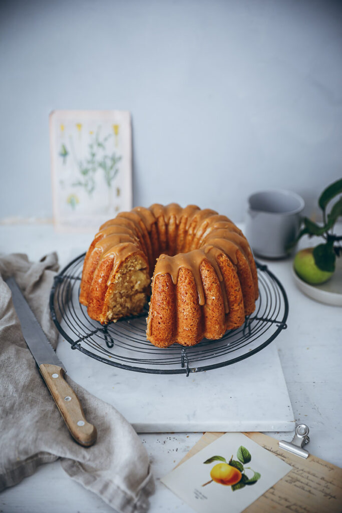 Apfelkuchen Gugelhupf Rezept apple bundt cake Karamellglasur caramel glaze foodstyling the bakefeed food 52 food photo der beste Apfelkuchen backblog 