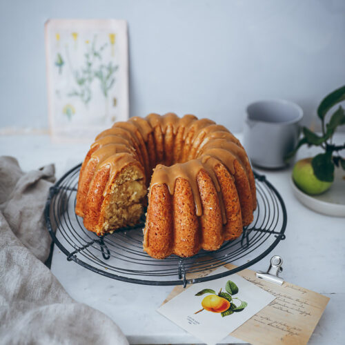 Apfelkuchen Gugelhupf Rezept apple bundt cake Karamellglasur caramel glaze foodstyling the bakefeed food 52 food photo der beste Apfelkuchen backblog