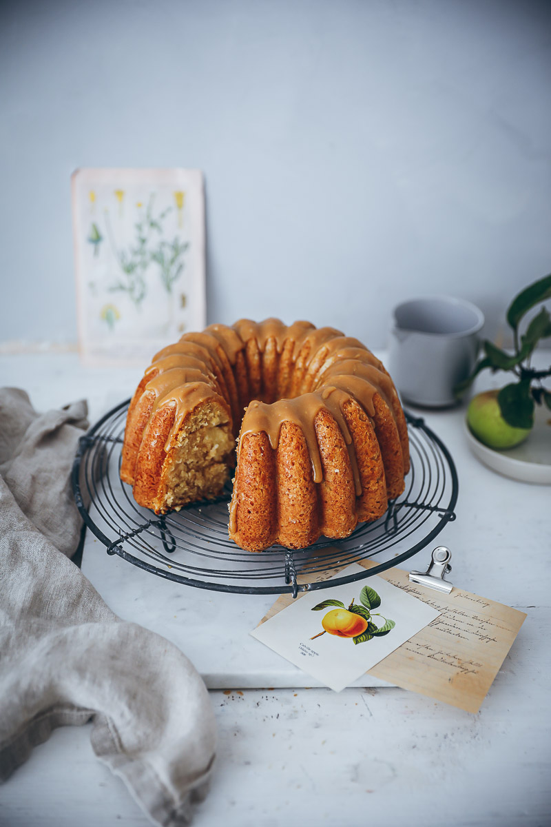 Rezept für Apfel-Gugelhupf mit Karamellglasur – apple bundt cake with caramel glaze
