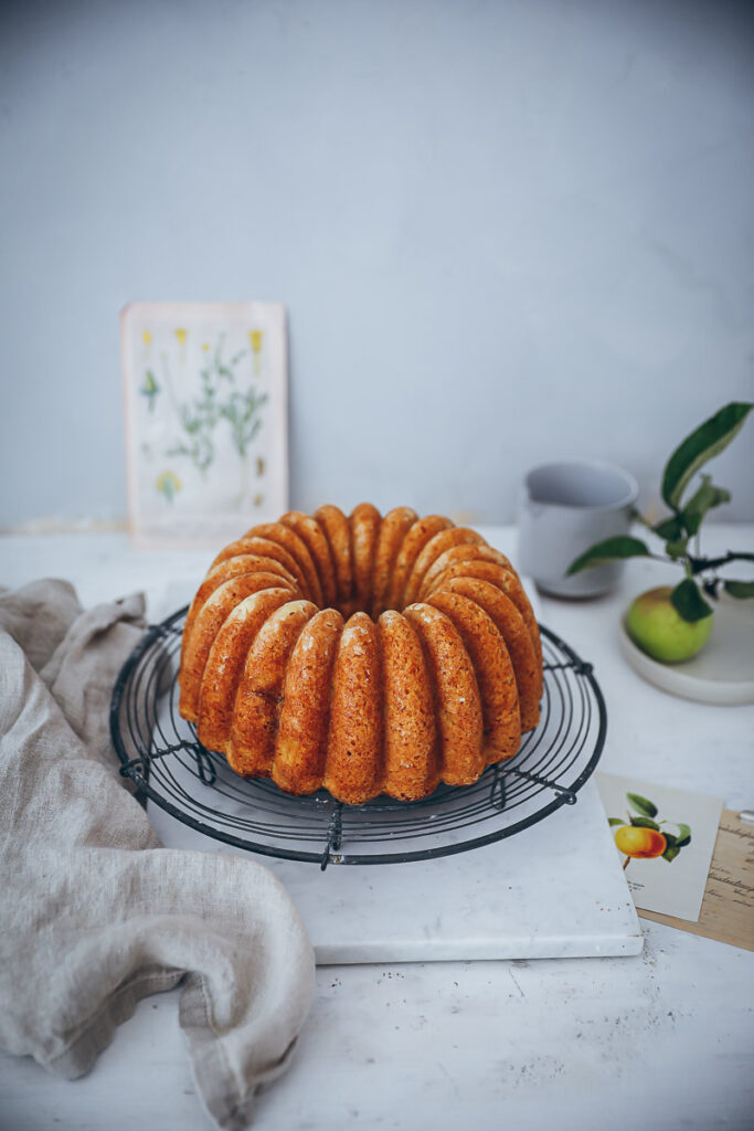 Apfelkuchen Gugelhupf Rezept apple bundt cake Karamellglasur caramel glaze foodstyling the bakefeed food 52 food photo der beste Apfelkuchen backblog