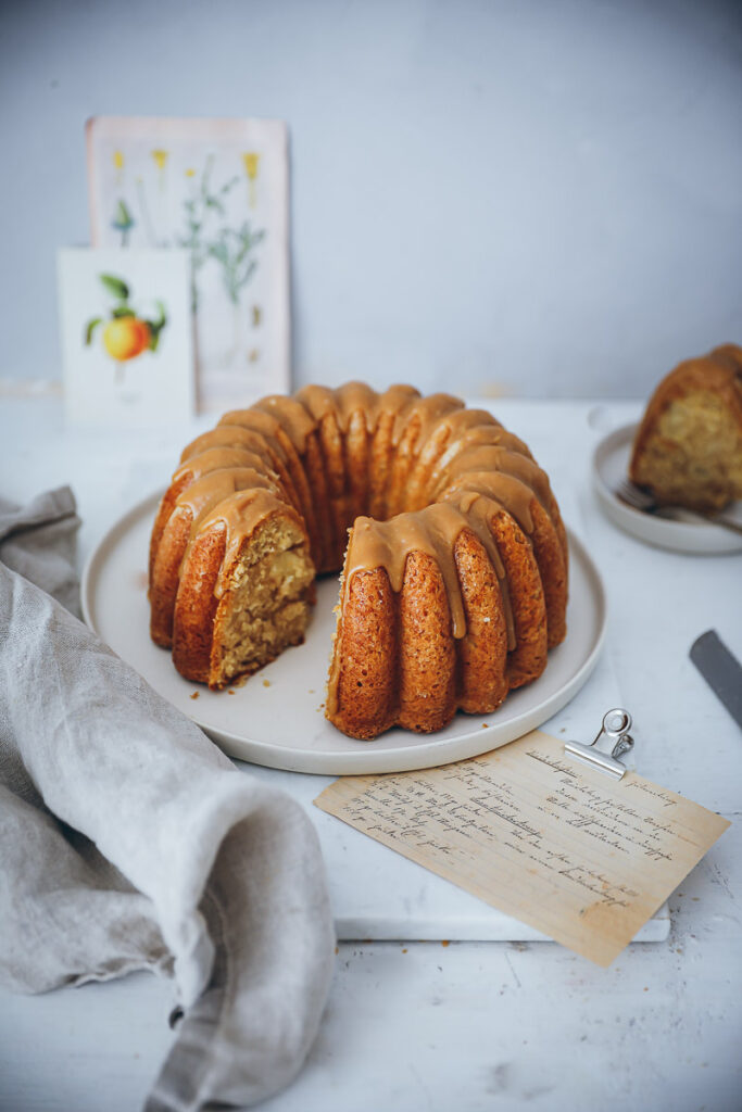 Apfelkuchen Gugelhupf Rezept apple bundt cake Karamellglasur caramel glaze foodstyling the bakefeed food 52 food photo der beste Apfelkuchen backblog