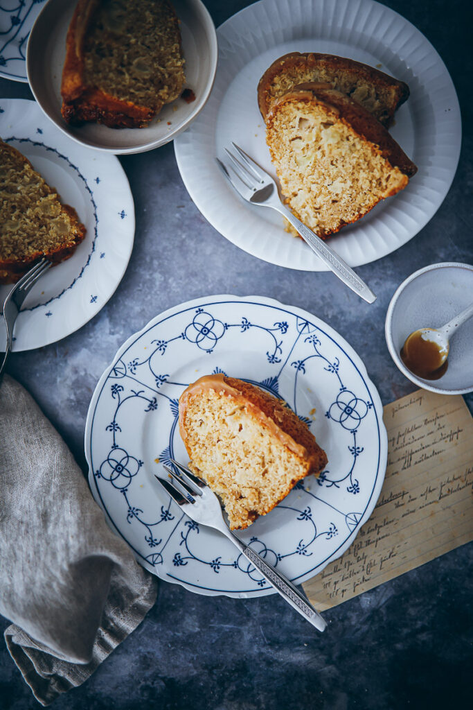 Apfelkuchen Gugelhupf Rezept apple bundt cake Karamellglasur caramel glaze foodstyling the bakefeed food 52 food photo der beste Apfelkuchen backblog