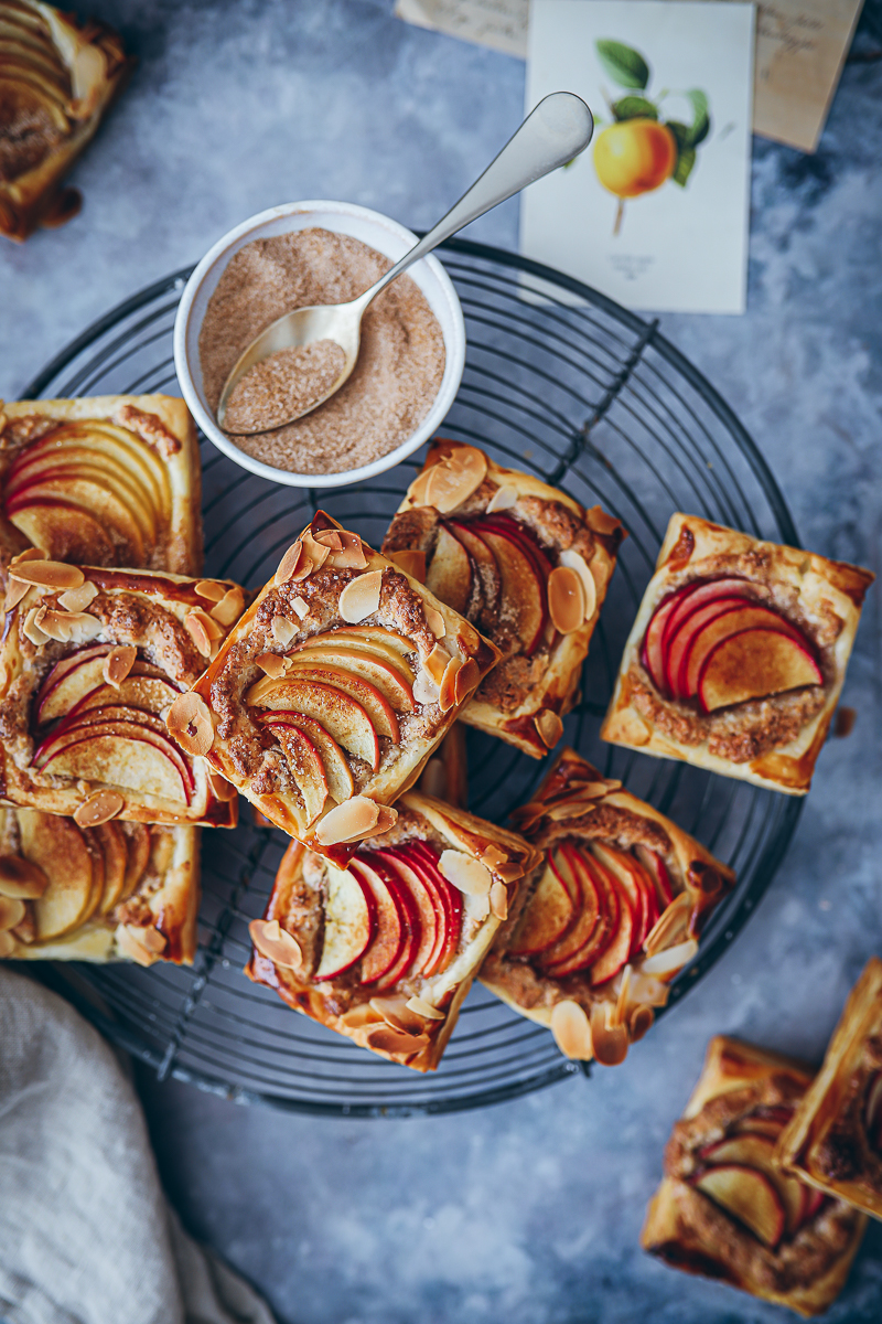 Rezept für kleine Apfel Frangipane-Tartes – ein Mandeltarte-Rezept mit Äpfeln aus Blätterteig