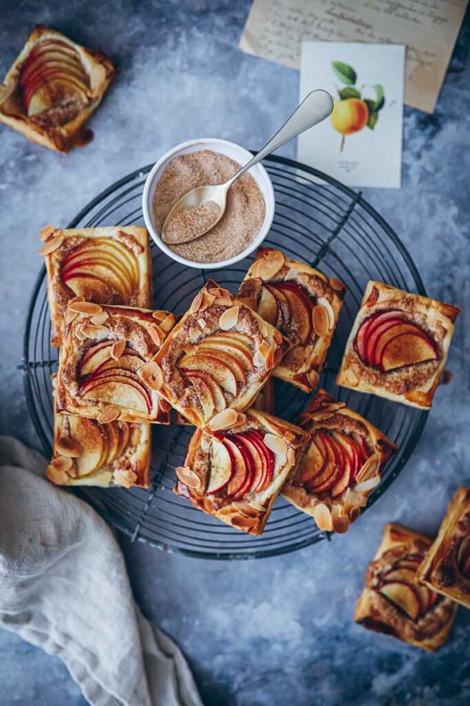 Apfel Frangipane Tarte Blätterteig Rezept einfacher Apfelkuchen bester Apfelkuchen fall baking bakefeed zuckerzimtundliebe apple cake apple puff pastry hand pies food styling die besten apfelrezepte Herbstkuchen herbstrezept