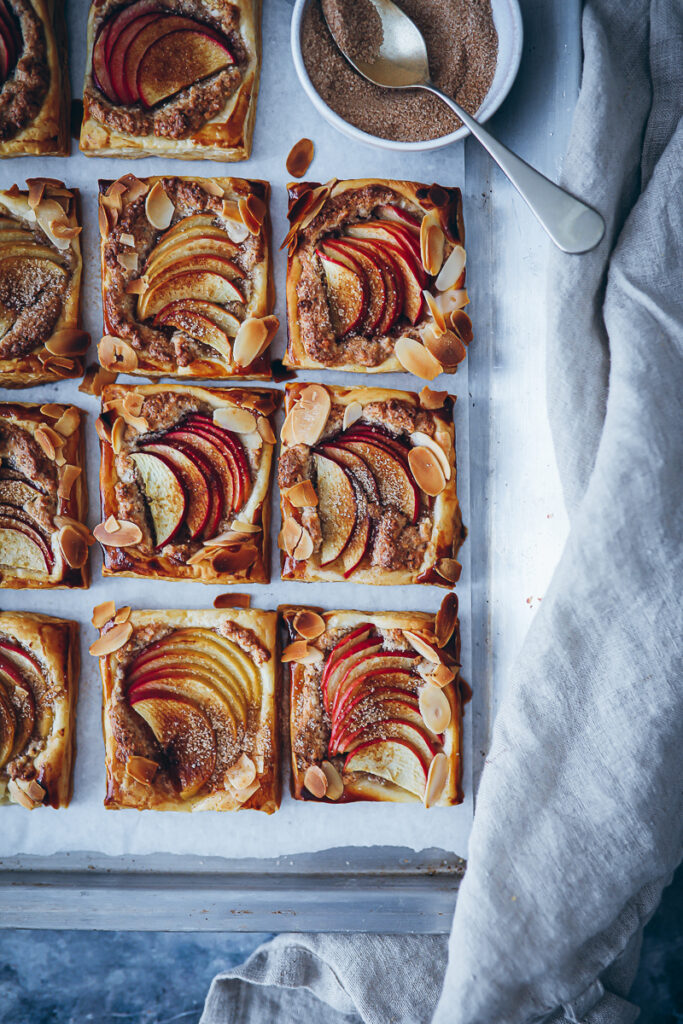 Apfel Frangipane Tarte Blätterteig Rezept einfacher Apfelkuchen bester Apfelkuchen fall baking bakefeed zuckerzimtundliebe apple cake apple puff pastry hand pies food styling die besten apfelrezepte Herbstkuchen herbstrezept