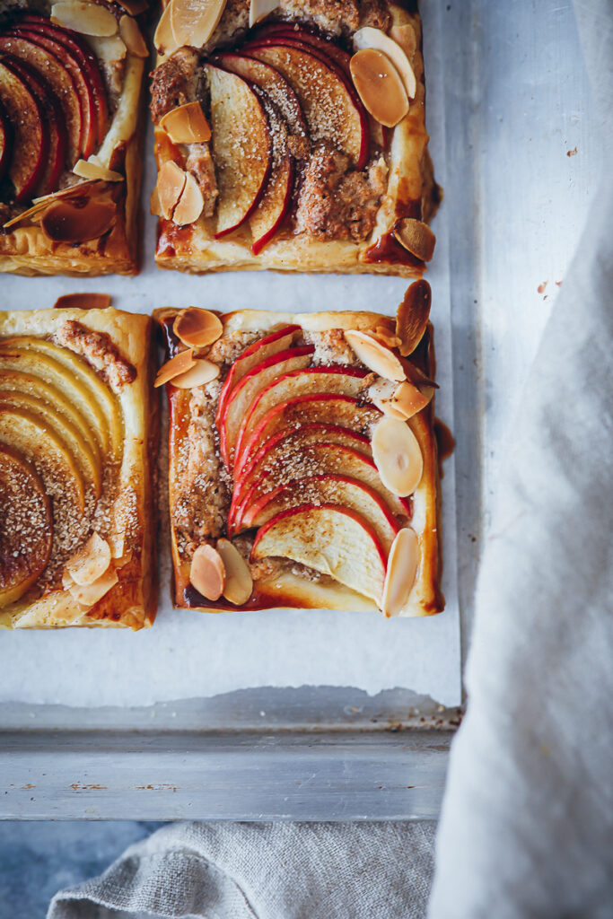 Apfel Frangipane Tarte Blätterteig Rezept einfacher Apfelkuchen bester Apfelkuchen fall baking bakefeed zuckerzimtundliebe apple cake apple puff pastry hand pies food styling die besten apfelrezepte Herbstkuchen herbstrezept