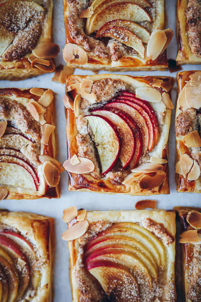 Apfel Frangipane Tarte Blätterteig Rezept einfacher Apfelkuchen bester Apfelkuchen fall baking bakefeed zuckerzimtundliebe apple cake apple puff pastry hand pies food styling die besten apfelrezepte Herbstkuchen herbstrezept