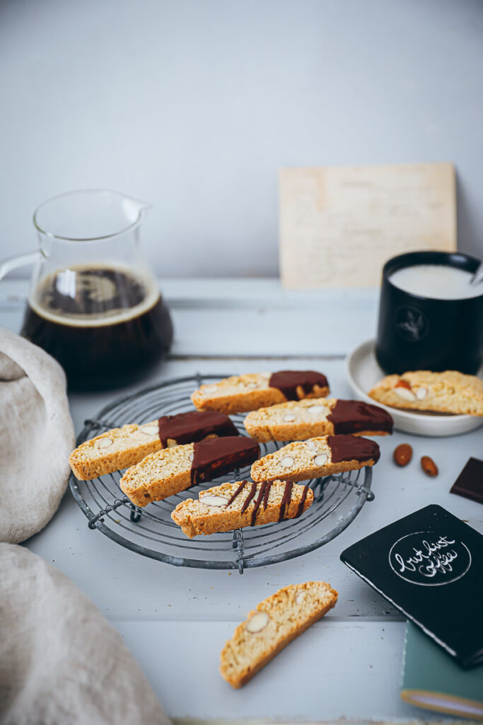 Cantuccini Rezept biscotti recipe Tchibo Kaffee Barista Caffe Crema Crema Blonde foodstyling cookies italienische kekse mandelplätzchen selber backen coffeeshop cookies kaffeegebäck