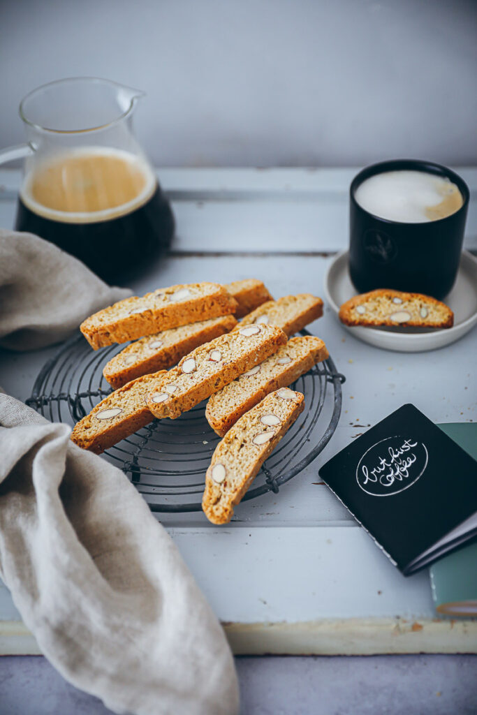Cantuccini Rezept biscotti recipe Tchibo Kaffee Barista Caffe Crema Crema Blonde foodstyling cookies italienische kekse mandelplätzchen selber backen coffeeshop cookies kaffeegebäck
