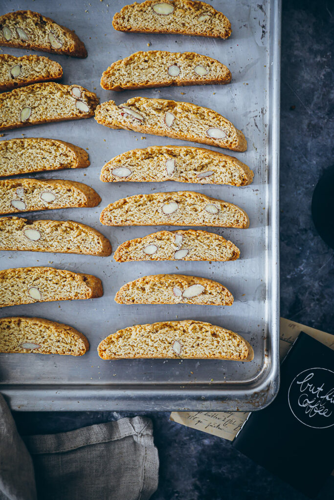 Cantuccini Rezept biscotti recipe Tchibo Kaffee Barista Caffe Crema Crema Blonde foodstyling cookies italienische kekse mandelplätzchen selber backen coffeeshop cookies kaffeegebäck