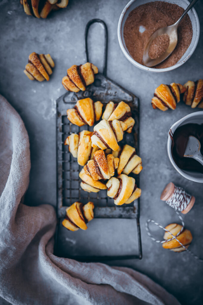 Schokoladen Rugelach Rezept deutsch chocolate nutella rugelach recipe keksrezept schokokekse kekse schokofüllung nutella kekse foodstyling food photography zuckerzimtundliebe mürbeteig frischkäse bakefeed