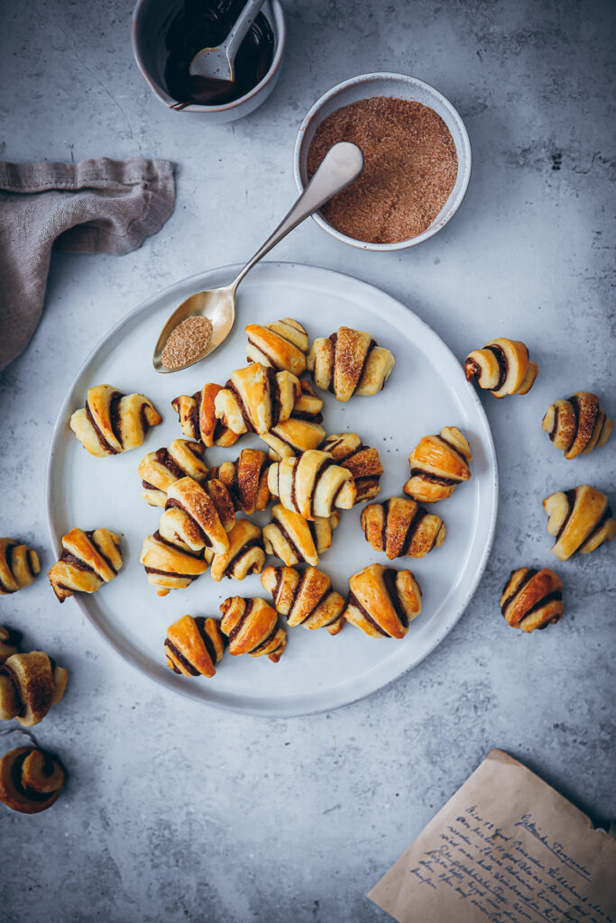 Schokoladen Rugelach Rezept deutsch chocolate nutella rugelach recipe keksrezept schokokekse kekse schokofüllung nutella kekse foodstyling food photography zuckerzimtundliebe mürbeteig frischkäse bakefeed