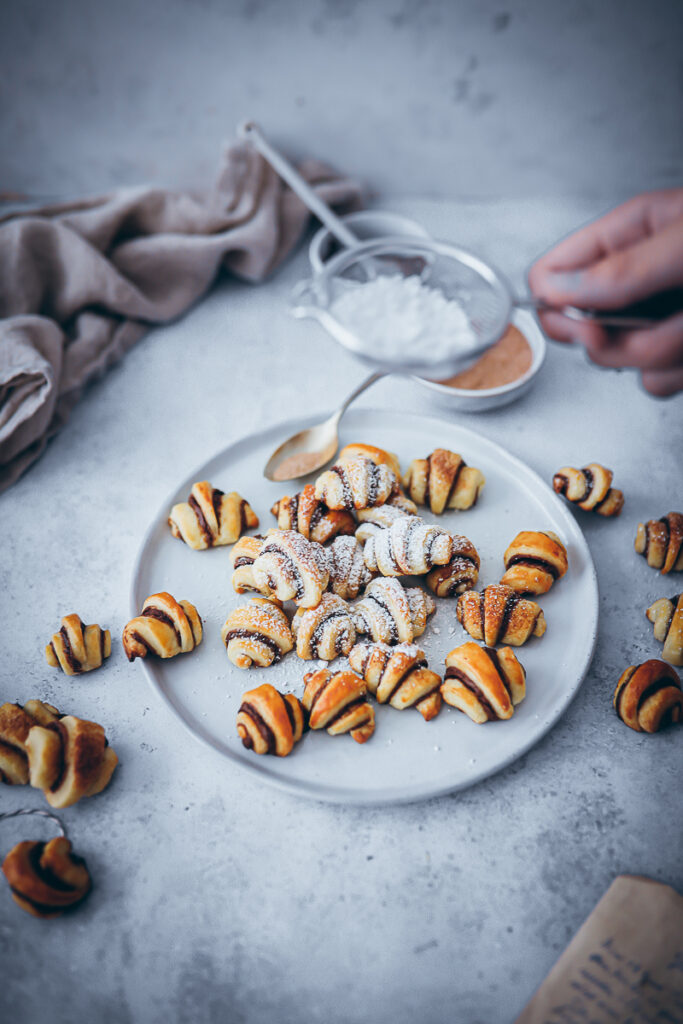 Schokoladen Rugelach Rezept deutsch chocolate nutella rugelach recipe keksrezept schokokekse kekse schokofüllung nutella kekse foodstyling food photography zuckerzimtundliebe mürbeteig frischkäse bakefeed