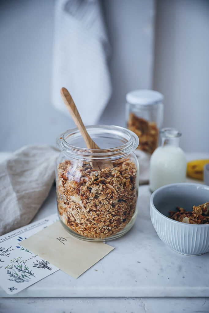 Bananen Müsli Granola Rezept Granola selber machen banana bread granola frühstücksrezept foodstyling food photo zuckerzimtundliebe geschenke aus der küche ideen brunch ideen feedfeed