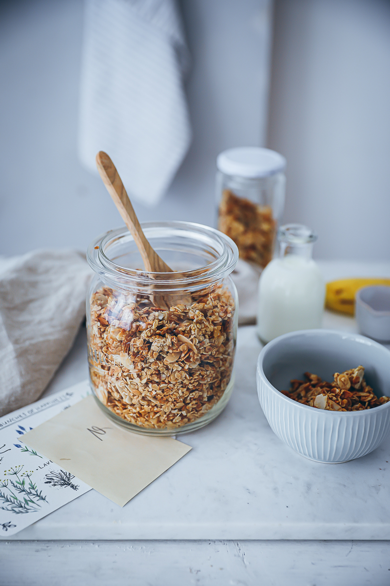 Rezept für knuspriges Honig-Bananenbrot-Granola mit Honig und Mandeln – banana bread granola recipe