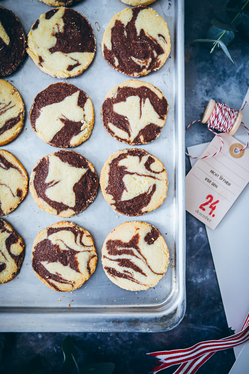 Die Weihnachtsbäckerei startet mit einem Rezept für Marmor-Heidesand-Plätzchen und Adventsbäckerei-Schönheiten von Tchibo (enthält Werbung)