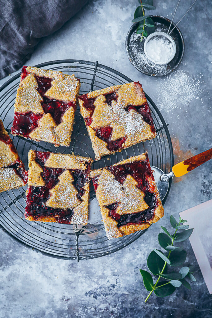 Linzer Schnitte Rezept Linzer Tarte Linzer Streifen Linzer Cookies Marmeladen Plätzchen Weihnachtskuchen Linzer Blech kuchen weihnachtsbäckerei Ausstechkekse Nusskuchen foodstyling food52 bakefeed zuckerzimtundliebe mürbeteig rezept weihnachtskuchen