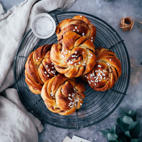Zimtschnecken Rezept Kanelbuller Zimtknoten Kanelsnurrer Hefegebäck Schwedisches Rezept Diamant Zimtzucker Füllung Hefeteig foodstyling bakefeed zuckerzimtundliebe backblog