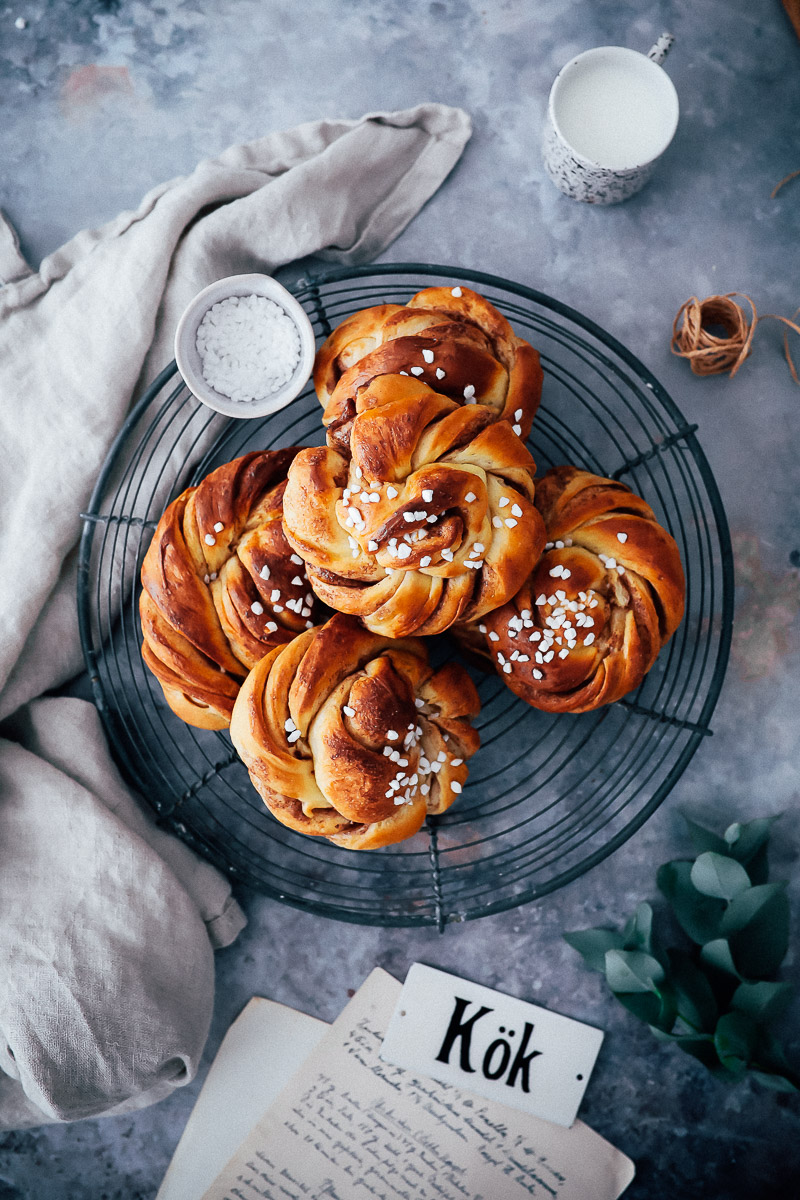 Zimtschnecken Rezept Kanelbuller Zimtknoten Kanelsnurrer Hefegebäck Schwedisches Rezept Diamant Zimtzucker Füllung Hefeteig foodstyling bakefeed zuckerzimtundliebe backblog