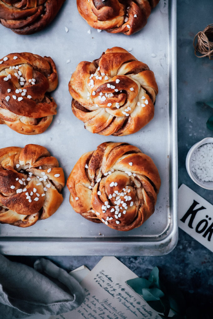 schwedische Kanelbullar Zimtschnecken Rezept Zimtknoten Kanelsnurrer Hefegebäck Schwedisches Rezept Diamant Zimtzucker Füllung Hefeteig foodstyling bakefeed zuckerzimtundliebe backblog