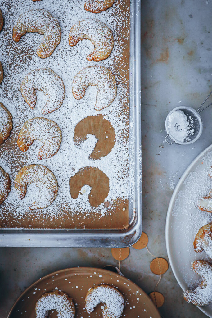 bestes Vanillekipferl Rezept Weihnachtsplätzchen kLassiker vanilla crescent cookies german austrian christmas baking kipferl mit gebrannten Mandeln Kekse Foodstyling bakefeed feedfeed zuckerzimtundliebe deutscher foodblog backblog 