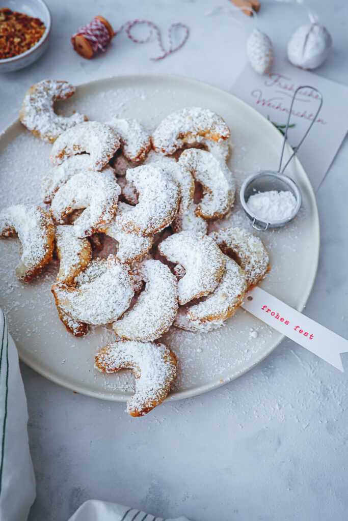 bestes Vanillekipferl Rezept Weihnachtsplätzchen kLassiker vanilla crescent cookies german austrian christmas baking kipferl mit gebrannten Mandeln Kekse Foodstyling bakefeed feedfeed zuckerzimtundliebe deutscher foodblog backblog 