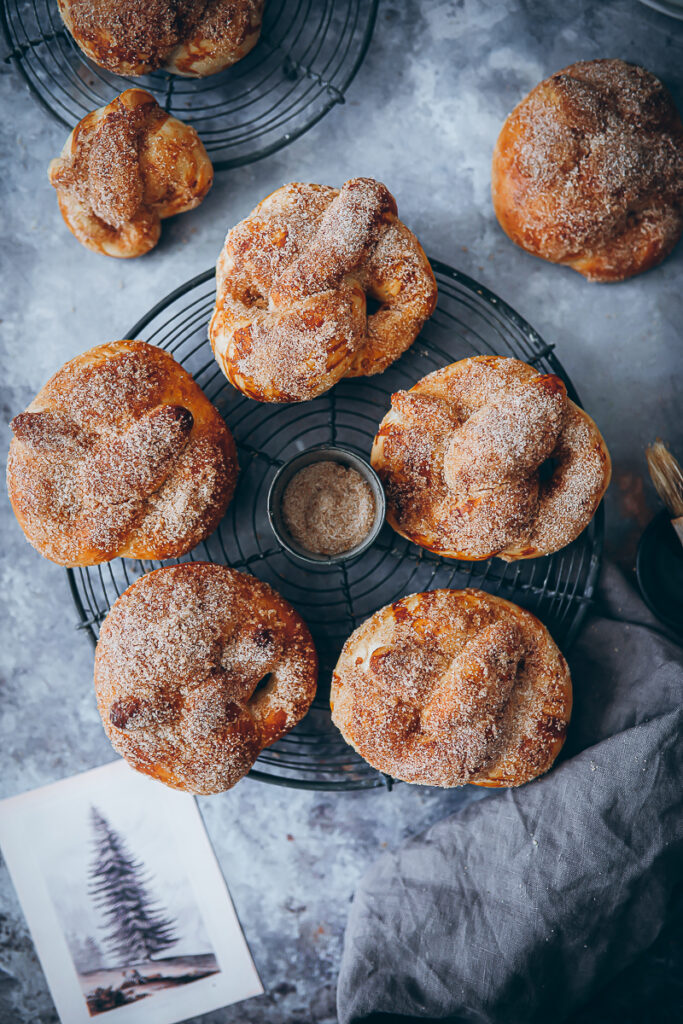 Softe Zuckerzimt Zimtzucker Brezeln Brezelrezept backrezept Brezeln selber machen süsse Brötchen süsse Brezeln soft cinnamon sugar pretzels foodstyling food photo backblog zuckerzimtundliebe frühstücksrezept brunchrezept bakefeed feedfeed