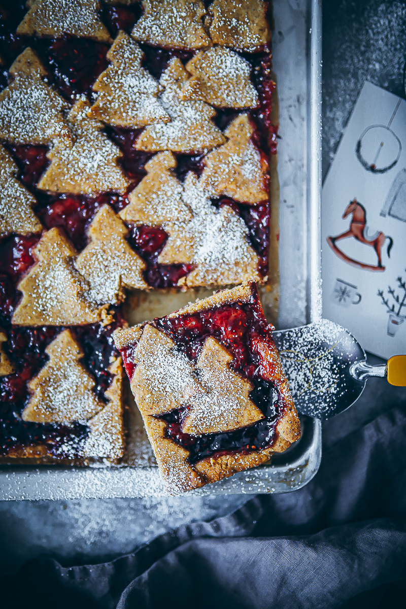 Linzer Schnitte Rezept Linzer Tarte Linzer Streifen Linzer Cookies Marmeladen Plätzchen Weihnachtskuchen Linzer Blech kuchen weihnachtsbäckerei Ausstechkekse Nusskuchen foodstyling food52 bakefeed zuckerzimtundliebe mürbeteig rezept weihnachtskuchen