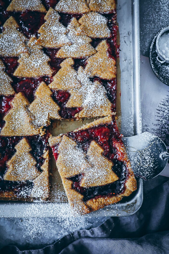 Linzer Schnitte Rezept Linzer Tarte Linzer Streifen Linzer Cookies Marmeladen Plätzchen Weihnachtskuchen Linzer Blech kuchen weihnachtsbäckerei Ausstechkekse Nusskuchen foodstyling food52 bakefeed zuckerzimtundliebe mürbeteig rezept weihnachtskuchen
