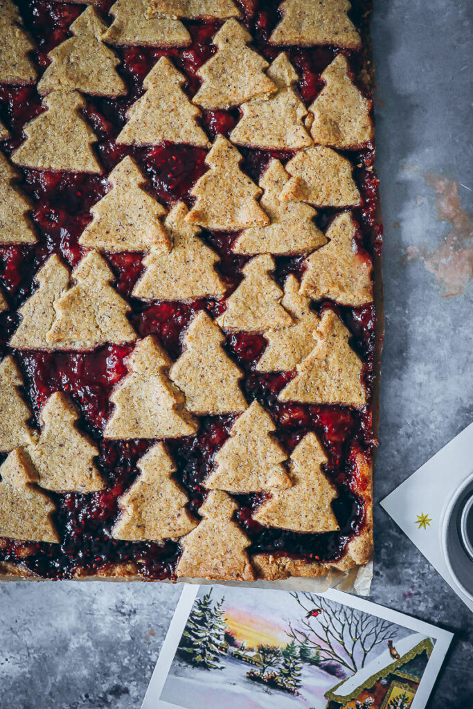 Linzer Schnitte Rezept Linzer Tarte Linzer Streifen Linzer Cookies Marmeladen Plätzchen Weihnachtskuchen Linzer Blech kuchen weihnachtsbäckerei Ausstechkekse Nusskuchen foodstyling food52 bakefeed zuckerzimtundliebe mürbeteig rezept weihnachtskuchen