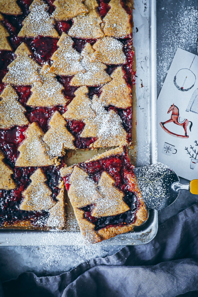 Linzer Schnitte Rezept Linzer Tarte Linzer Streifen Linzer Cookies Marmeladen Plätzchen Weihnachtskuchen Linzer Blech kuchen weihnachtsbäckerei Ausstechkekse Nusskuchen foodstyling food52 bakefeed zuckerzimtundliebe mürbeteig rezept weihnachtskuchen