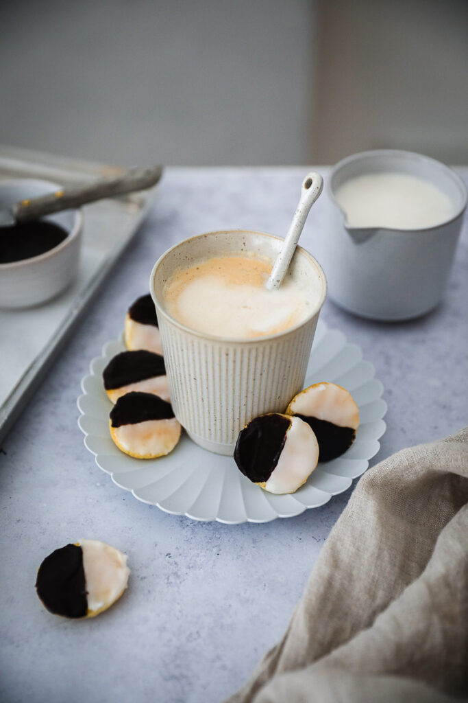 Mini Amerikaner Rezept Softe Cookies Kekse Einfaches Cookie Rezept mini black and white cookies recipe grams metric baking food52 the bakefeed feedfeed foodstyling food photography zuckerzimtundliebe backblog