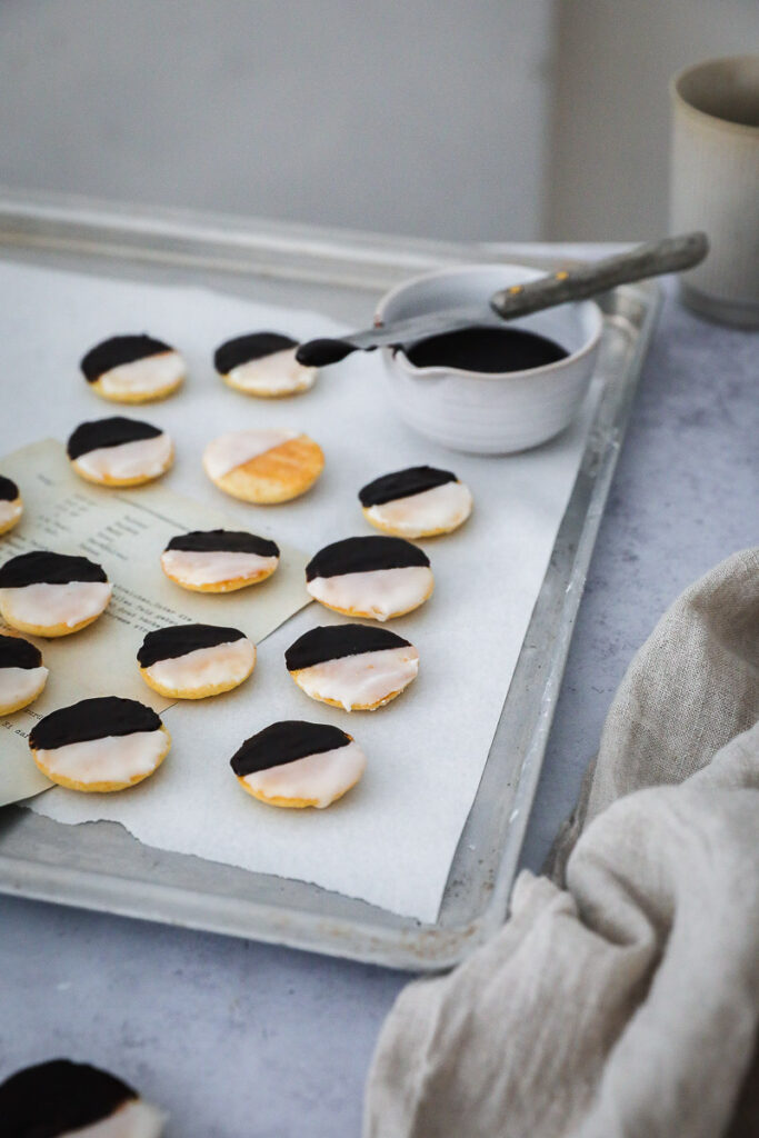 Mini Amerikaner Rezept Softe Cookies Kekse Einfaches Cookie Rezept mini black and white cookies recipe grams metric baking food52 the bakefeed feedfeed foodstyling food photography zuckerzimtundliebe backblog