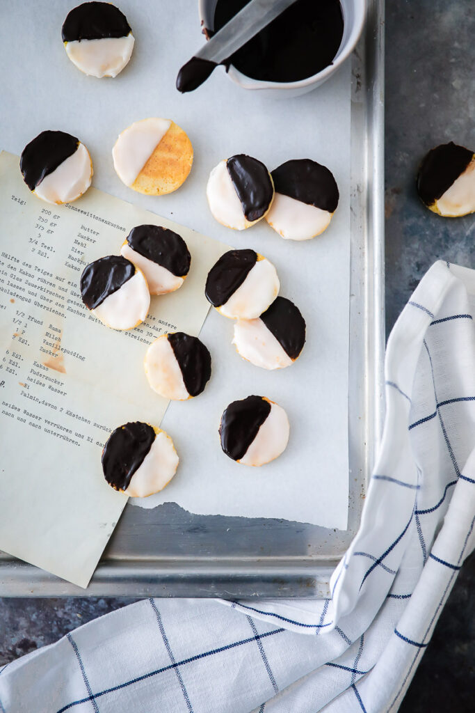 Mini Amerikaner Rezept Softe Cookies Kekse Einfaches Cookie Rezept mini black and white cookies recipe grams metric baking food52 the bakefeed feedfeed foodstyling food photography zuckerzimtundliebe backblog