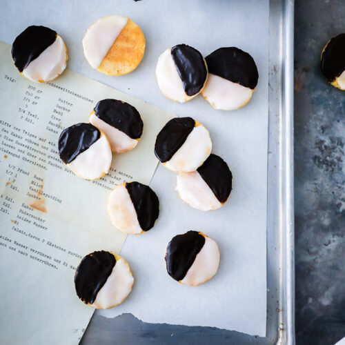 Mini Amerikaner Rezept Softe Cookies Kekse Einfaches Cookie Rezept mini black and white cookies recipe grams metric baking food52 the bakefeed feedfeed foodstyling food photography zuckerzimtundliebe backblog